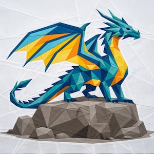 Puede incluir: Un diseño geométrico de dragón en tonos turquesa, azul, naranja y amarillo, posado sobre una roca gris. El dragón tiene alas extendidas y una forma angular detallada. El fondo es blanco con líneas geométricas.