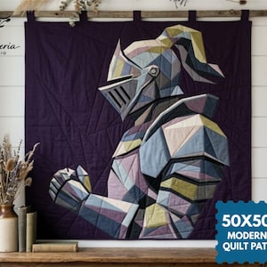 Könnte beinhalten: Ein quadratischer Wandbehang-Quilt mit einem geometrischen Ritter-in-Rüstung-Design. Der Ritter besteht aus mehrfarbigen Stoffsegmenten in Blau-, Violett- und Cremetönen auf dunkelviolettem Grund. Er misst 127x127 cm.