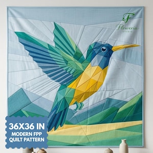 Könnte beinhalten: Ein modernes FPP-Quiltmuster mit einem geometrischen Kolibri-Design. Der Quilt misst 91x91 cm und zeigt Blau-, Grün- und Gelbtöne. Der Quilt ist mit einem hellblauen Rand versehen. Der Text lautet "36x36 in Modern FPP Quilt Pattern".