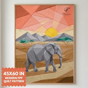 Könnte beinhalten: Gerahmtes geometrisches Quiltkunstwerk mit einem Elefanten, Bergen und einem Sonnenuntergang. Das Kunstwerk misst 114 x 152 cm. Der Text auf dem Bild lautet "45X60 IN MODERN FPP QUILT PATTERN" und das Logo "Floweria Studio".