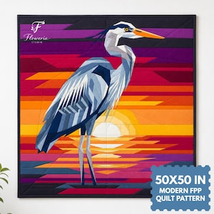 Könnte beinhalten: Ein quadratisches Quiltmuster mit einem geometrischen Reiher in Blau- und Grautönen vor einem Sonnenuntergangshintergrund in Violett, Orange und Gelb. Der Text "Floweria Studio" und "50X50 IN MODERN FPP QUILT PATTERN" ist sichtbar.