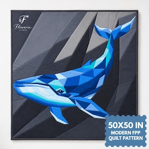 Puede incluir: Una colcha cuadrada con un diseño geométrico de ballena en tonos azul, azul claro y blanco sobre un fondo gris oscuro y negro. El texto Floweria Studio aparece arriba a la izquierda, y 50x50 IN MODERN FPP QUILT PATTERN está abajo a la derecha.