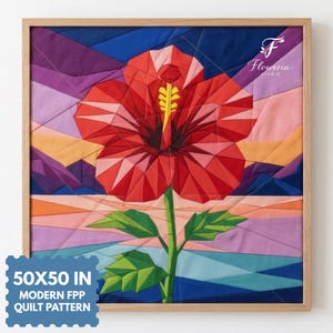 Op de afbeelding: Een vierkant quiltpatroon met een grote rode hibiscusbloem met een gele meeldraad, tegen een geometrische achtergrond van blauwe, paarse en oranje stofsegmenten. Het ingelijste kunstwerk bevat de tekst 50X50 IN MODERN FPP QUILT PATTERN.