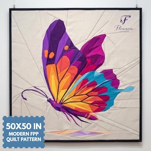 Op de afbeelding: Een vierkante stoffen quilt met een geometrisch vlinderontwerp in tinten paars, magenta, oranje, geel en blauw op een crèmekleurige achtergrond. De tekst "Floweria STUDIO" staat rechtsboven en "50X50 IN MODERN FPP QUILT PATTERN" linksonder.