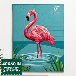 Puede incluir: Un patrón de edredón rectangular con un flamenco geométrico en tonos rosa y rojo de pie en agua verde azulado. El texto Floweria Studio está en la esquina superior derecha. Una etiqueta verde abajo a la izquierda dice 40X60 IN MODERN FPP QUILT PATTERN.