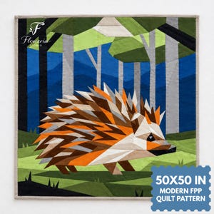 Könnte beinhalten: Ein quadratisches Quiltmuster mit einem geometrischen Igel in Braun-, Orange- und Weißtönen vor einem Waldhintergrund in Blau, Grün und Grau. Der Text 50X50 IN MODERN FPP QUILT PATTERN steht in der unteren rechten Ecke.