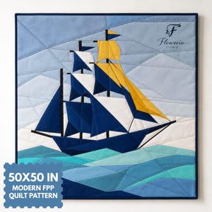 Könnte beinhalten: Ein quadratisches Quiltmuster mit einem Segelschiff auf dem Wasser. Das Design verwendet geometrische Stoffstücke in Blau-, Weiß- und Gelbtönen. Der Text "Floweria STUDIO" steht oben rechts, und ein blauer Stempel zeigt "50X50 IN MODERN FPP QUILT PATTERN".
