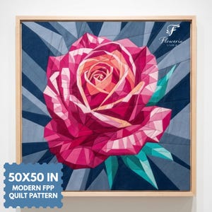 Könnte beinhalten: Ein quadratisches Quiltmuster mit einer geometrischen Rose in Rosa-, Pfirsich- und Rottönen vor einem dunkelblauen und türkisfarbenen, kantigen Hintergrund. Das Design enthält den Text Floweria Studio und 50x50 IN MODERN FPP QUILT PATTERN.