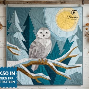 Könnte beinhalten: Ein quadratischer Quilt mit einem geometrischen Patchwork-Design aus einer grauen und weißen Eule auf einem Ast vor stilisierten blaugrünen Tannen und einer großen gelben Sonne. Der Quilt misst 50x50 Zoll und enthält den Text Floweria Studio.
