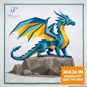Puede incluir: Un patrón de edredón moderno con un diseño de dragón geométrico en tonos turquesa, naranja y amarillo. El dragón está posado sobre una formación rocosa gris sobre un fondo blanco. El edredón mide 91x91 cm.
