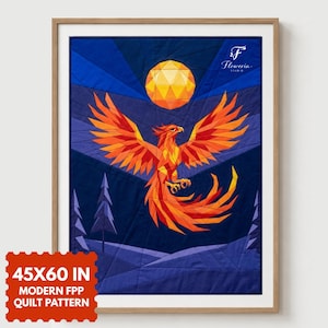 Könnte beinhalten: Ein gerahmtes Quiltmuster mit einem geometrischen Phönix in Orange-, Rot- und Gelbtönen vor einem dunkelblauen Nachthimmel mit einer hellen Sonne. Der Text 45X60 IN MODERN FPP QUILT PATTERN und das Logo Floweria Studio sind deutlich zu erkennen.