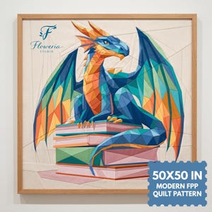 Puede incluir: Un edredón enmarcado con un diseño de dragón geométrico en tonos azules, naranjas y verdes. El dragón está posado sobre una pila de libros. El edredón mide 127x127 cm y es un patrón de edredón FPP moderno.