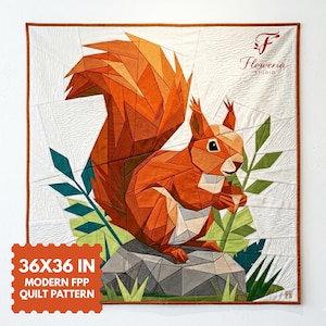 Puede incluir: Un edredón cuadrado con un diseño geométrico de una ardilla, con tonos de naranja y marrón. La ardilla está posada sobre una roca gris, rodeada de hojas verdes. El edredón mide 91 x 91 cm.