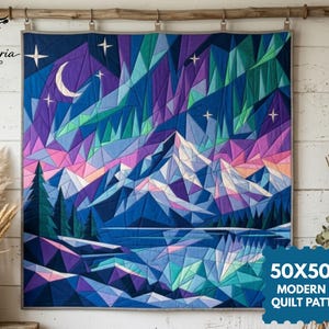 Peut inclure: Une courtepointe carrée représentant un paysage de montagne géométrique sous un ciel nocturne avec un croissant de lune et des étoiles. Le design utilise des tons de bleu, violet, rose et vert. Le texte indique 50X50 IN MODERN FPP QUILT PATTERN.