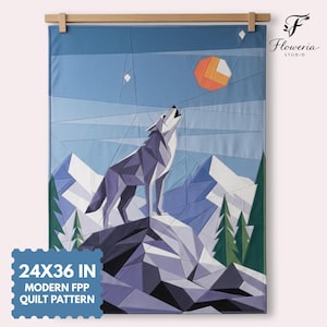 Pode incluir: Um padrão de colcha geométrica com um lobo uivando contra uma paisagem montanhosa. A colcha mede 61x91 cm e inclui um sol e árvores estilizadas. O design é montado em uma barra de madeira.