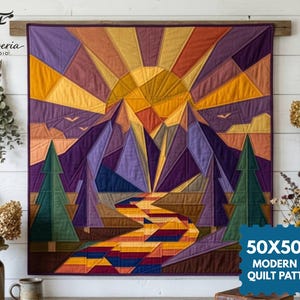 Op de afbeelding: Een vierkante quilt wandhanger met een geometrisch landschap van een zonnestraal, paarse bergen, groene dennenbomen en een veelkleurige rivier. De tekst 50X50 IN MODERN FPP QUILT PATTERN staat in een blauw label in de rechterbenedenhoek.