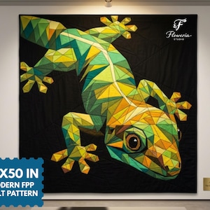 Op de afbeelding: Een vierkante quilt met een geometrisch gekko-ontwerp in tinten groen, geel en oranje tegen een effen zwarte achtergrond. De quilt meet 127x127 cm en bevat de tekst 50X50 IN MODERN FPP QUILT PATTERN en Floweria Studio.