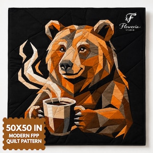 Puede incluir: Una colcha cuadrada con un oso geométrico sosteniendo una taza humeante, en tonos marrones, naranjas y grises sobre un fondo negro. El texto "Floweria Studio" aparece en la esquina superior derecha, y "50X50 IN MODERN FPP QUILT PATTERN" está impreso en un gráfico con forma de sello marrón en la parte inferior izquierda.