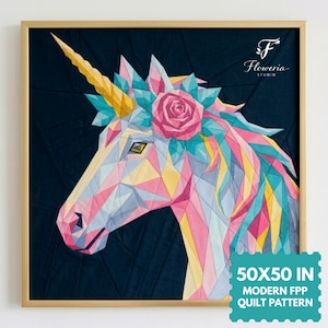 Peut inclure: Une courtepointe de licorne géométrique encadrée avec une corne dorée, une couronne florale et un fond bleu marine. La courtepointe est dans un cadre doré et présente le texte "50X50 IN MODERN FPP QUILT PATTERN". La licorne est faite de formes géométriques roses, jaunes et bleues.
