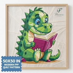 Puede incluir: Un patrón de edredón geométrico con un dragón verde leyendo un libro morado. El diseño incluye el texto Floweria Studio y 50x50 IN MODERN FPP QUILT PATTERN. El dragón tiene una apariencia segmentada y angular con tonos verdes y ojos azules.