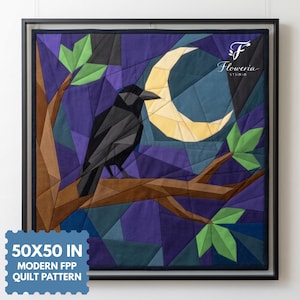 Op de afbeelding: Een vierkant quiltpatroon met een zwarte kraai op een bruine boomtak tegen een paarse nachtelijke hemel met een gele maansikkel en groene bladeren. Het ontwerp bevat de tekst Floweria Studio en 50X50 IN MODERN FPP QUILT PATTERN.