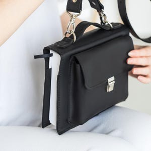 Bolsa de piel negra para Biblia, funda para versículos bíblicos hecha a mano con correa, soporte para libros grabado personalizado, accesorio de iglesia cruzado para regalo