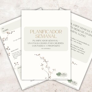 May include: Three white weekly planner pages with text in Spanish, including "Planificador Semanal" and "Una pausa diaria para mujeres con fuerza y propósito." Floral illustrations and a logo are also visible.