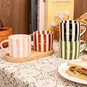 Personligt randig keramisk kaffekoppset, kaffekopp i retrostil, handgjord randig espressokopp med vågig textur, kaffemugg present till familjen