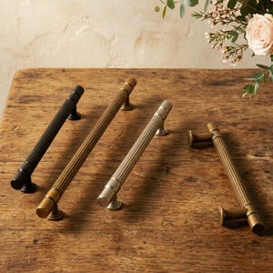 Può includere: Set di tre tazze in ceramica con finitura opaca e macchiettata. Ogni tazza presenta un colore diverso: azzurro, crema e grigio. Le tazze hanno un design semplice e moderno con forma arrotondata e manico confortevole.