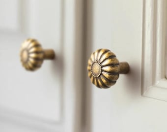 Classic Vintage door knob/Vintage knob backplates /Floral Aged Brass Cabinet Knobs/Drawer Knob/ Dresser Pull Knob Handle/Kitchen Knob
