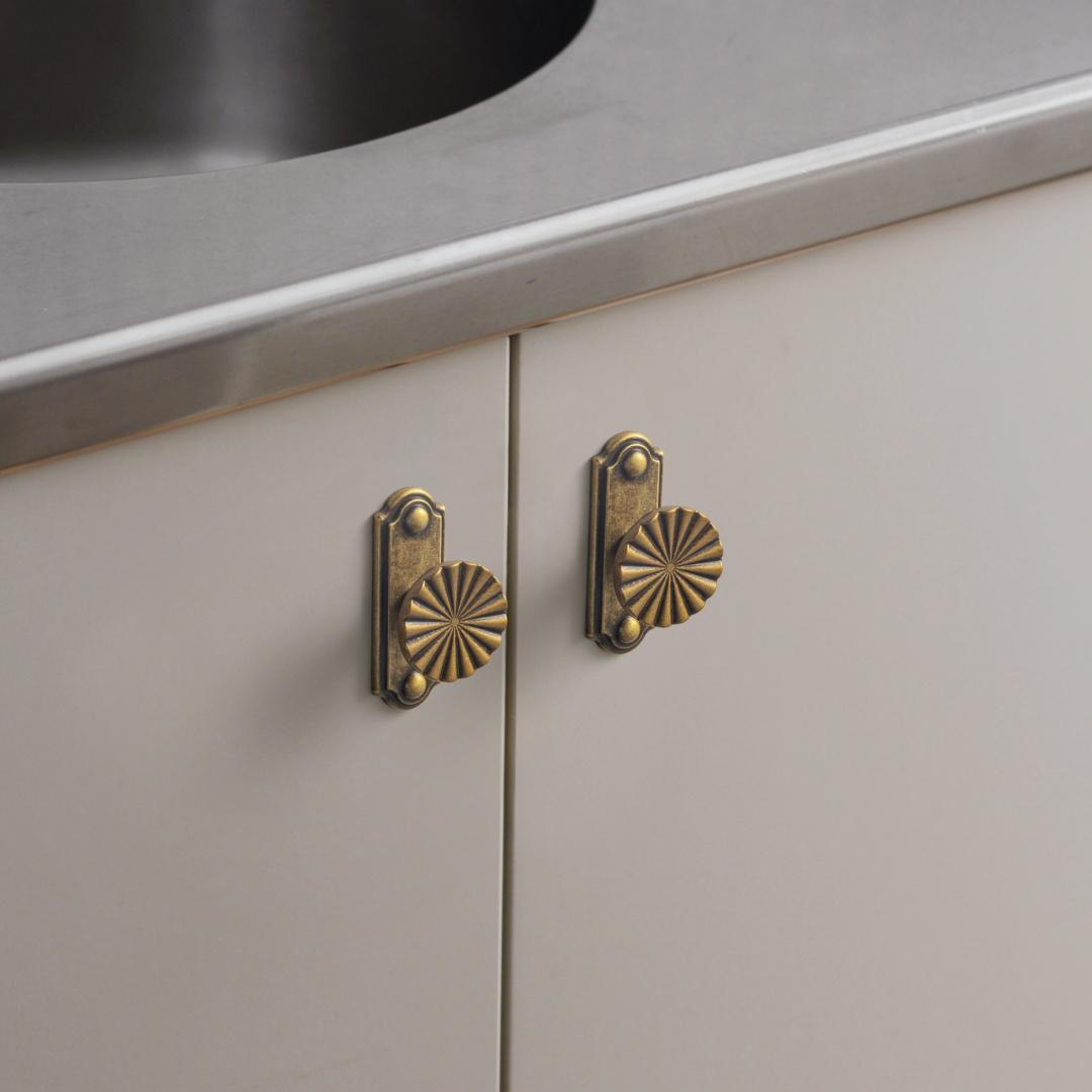 Richelieu Tear Drop Pendant Pull With Backplate - Antique English Finish, 3-3/4 Inch, For Cabinet Drawer Door Hardware