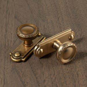 バックプレート付き古びた真鍮キャビネットノブ/ヴィンテージ真鍮チェスト引き出しハンドル/シャンパンブロンズ引き出しノブ