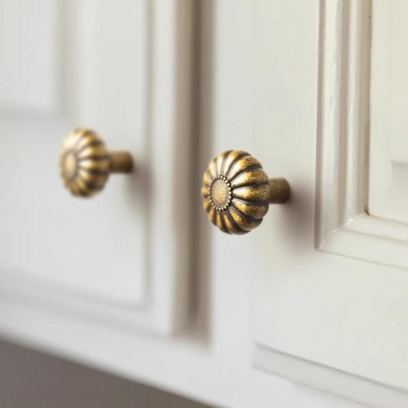 I put the "sunflower" on the cabinet
Of course, everyone likes the sun, a big one, full
The zinc alloy sunflower handle is unique home decor element that combines the durability of zinc alloy with the cuteness and fun of the sunflower shape, adding a warm and lively touch to your home space. The shape, with a circle of small dots in the middle, decorates the entire knob.
You can use the knob alone or with the store's backboard, which is another style~