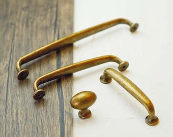 Antike Messinggriffe und Knäufe beunruhigt / antike Messingschrankbeschläge / rustikale Schubladenknäufe / Vintage Schrankknäufe und Griffe