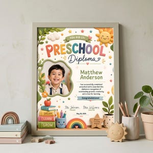 Puede incluir: Un diploma preescolar enmarcado con una foto de un niño sonriente. El diploma incluye el texto "Preschool Diploma", el nombre del niño y la fecha. Los elementos decorativos incluyen un sol, nubes, estrellas y un arcoíris.
