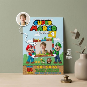 Könnte beinhalten: Eine Einladung zum Geburtstag im Super Mario-Stil mit den Charakteren Mario und Luigi. Die Einladung enthält den Text "Super Marco wird 4" und einen Fotoeinsatz. Datum und Uhrzeit sind ebenfalls enthalten.