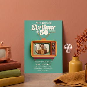 Peut inclure: Une invitation turquoise avec le texte "Now Showing Arthur at 50" et une image de télévision rétro. La carte comprend les détails de l'événement : 15 février, 18h, Channel 7 Sunset Strip, Broadcast Bay, 1970 Signal Cove. Les mots "Easy Photo Insert" sont également visibles.