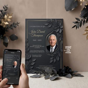 Op de afbeelding: Een herdenkingskaart met de tekst "Celebration of Life" en "John David Thompson 1942-2025". De kaart bevat een foto van een man en bloemmotieven. Een smartphone toont een vergelijkbaar ontwerp. De tekst "Unique Photo Frame" is ook zichtbaar.
