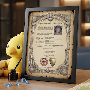 Puede incluir: Un certificado de nacimiento Corzean enmarcado con bordes ornamentados y un retrato. El certificado incluye detalles como nombre, raza, sexo y fecha de nacimiento. Un juguete de peluche amarillo y un tintero con una pluma están al lado del marco.