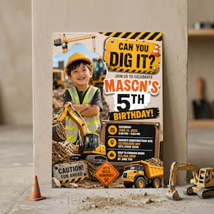 Puede incluir: Una invitación de cumpleaños con temática de construcción, con un niño sonriente con casco y una excavadora. La invitación incluye el texto "Can You Dig It?" y "¡5º Cumpleaños de Mason!" con detalles del evento.