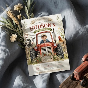 Könnte beinhalten: Eine Geburtstagseinladung mit einem roten Traktor, einem Kind, einer Kuh und einem Huhn. Die Einladung trägt die Aufschrift "Hudsons 3. Geburtstag!" und enthält Veranstaltungsdetails. Dekoriert mit floralen Elementen.