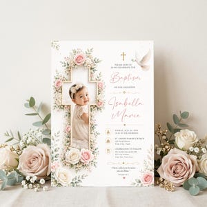 Pode incluir: Um convite de batizado com uma moldura em forma de cruz contendo um bebé com um vestido branco, rodeado por rosas cor-de-rosa e brancas e folhagem. O texto inclui "Baptism of our daughter Isabella Marie" e detalhes do evento.