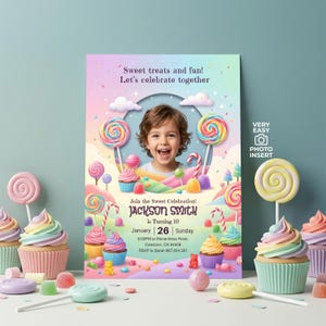 Op de afbeelding: Een kleurrijke verjaardagsuitnodiging met een foto van een kind, lolly's en cupcakes. De tekst luidt "Sweet treats and fun! Let's celebrate together." Details: naam "Jackson Smith", leeftijd 10, datum, tijd en RSVP-informatie.
