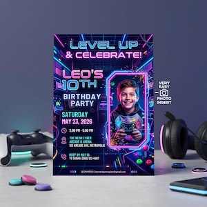 Könnte beinhalten: Eine Neon-Geburtstagseinladung mit dem Text "Level Up & Celebrate!" und "Leos 10. Geburtstagsparty." Die Einladung enthält einen Fotoeinsatz, Datum, Uhrzeit und Ortsangaben. Ein Junge hält einen Gamecontroller.