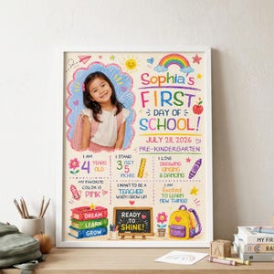 Puede incluir: Un póster enmarcado titulado Sophia's First Day of School July 28, 2026, con la foto de una niña, un arcoíris, ilustraciones coloridas estilo crayón de libros, una mochila y texto sobre la edad, la altura y los intereses.