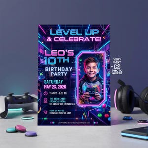 Op de afbeelding: Een neon-thema verjaardagsfeest uitnodiging met de tekst "Level Up & Celebrate!" en "Leo's 10e verjaardagsfeest." De uitnodiging bevat een foto-inzet, datum, tijd en locatie details. Een jongen houdt een gamecontroller vast.