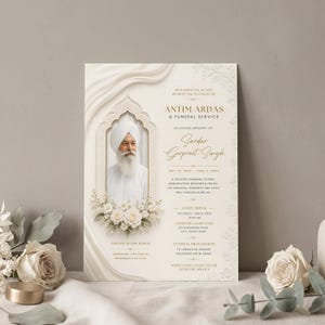 Puede incluir: Un anuncio fúnebre crema con texto dorado y un retrato de un hombre con turbante blanco. El anuncio incluye las palabras "Antim Ardas & Funeral Service" y "En memoria de Sardar Gurpreet Singh."
