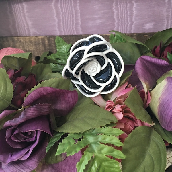 Schwarz-weiße Blumen-Haarspange