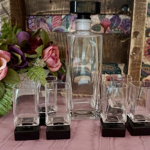 Clear Decanter with Six-Footed Glasses