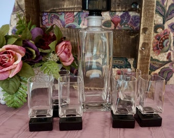 Clear Decanter with Six-Footed Glasses